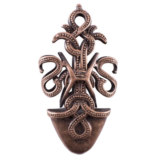 Låsplatta för vikingatida svärdsslida, ormmotiv, brons