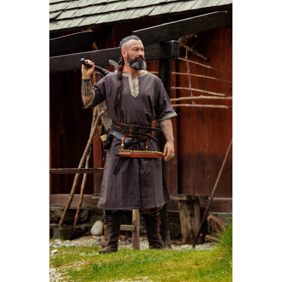 Kortärmad tunika med mörkbrun kant "Richard" M