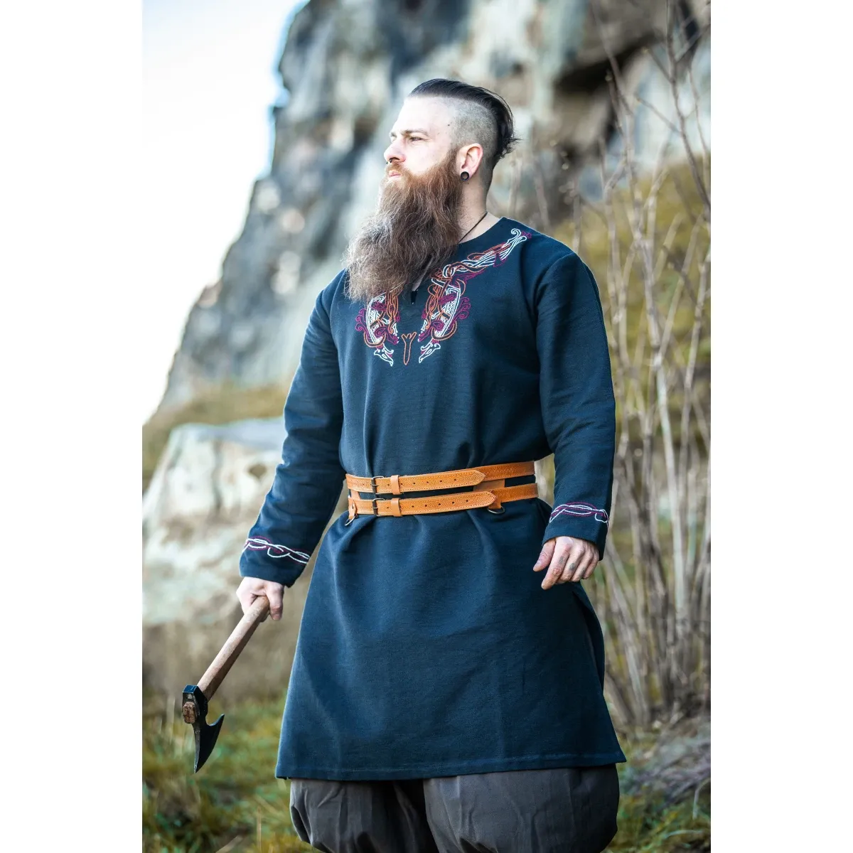 Vikingatunika svart-röd "Snorri" med handbroderi i Urnestil L