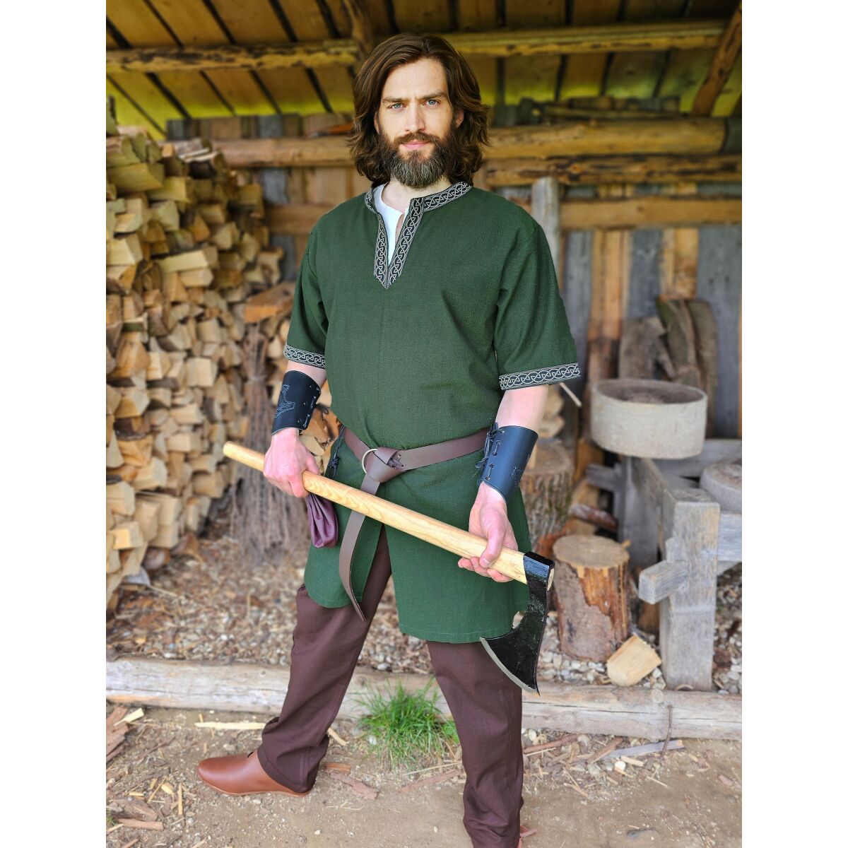 Klassisk vikingatunika grön "Arvid" med knutmönster, kort ärm M