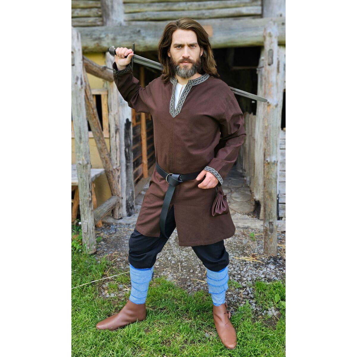 Klassisk vikingatunika brun med knutmönster "Hakon", lång ärm M