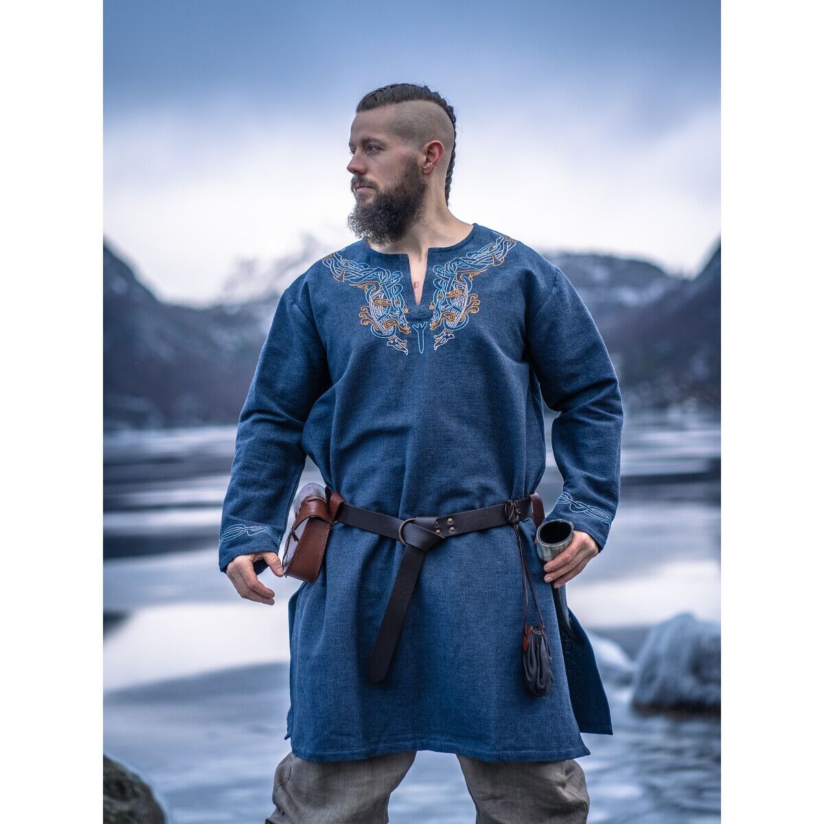 Vikingatunika med handbroderi i Urnes-stil gråblå "Snorri" XL
