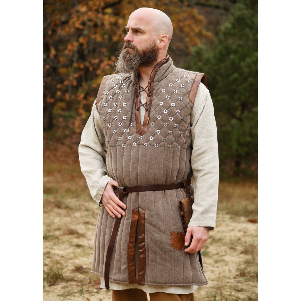 Ärmlös gambeson med handgjorda detaljer, brun XXL