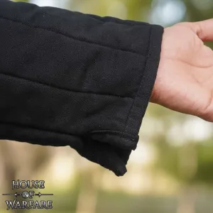 Medeltida vadderad gambeson, svart