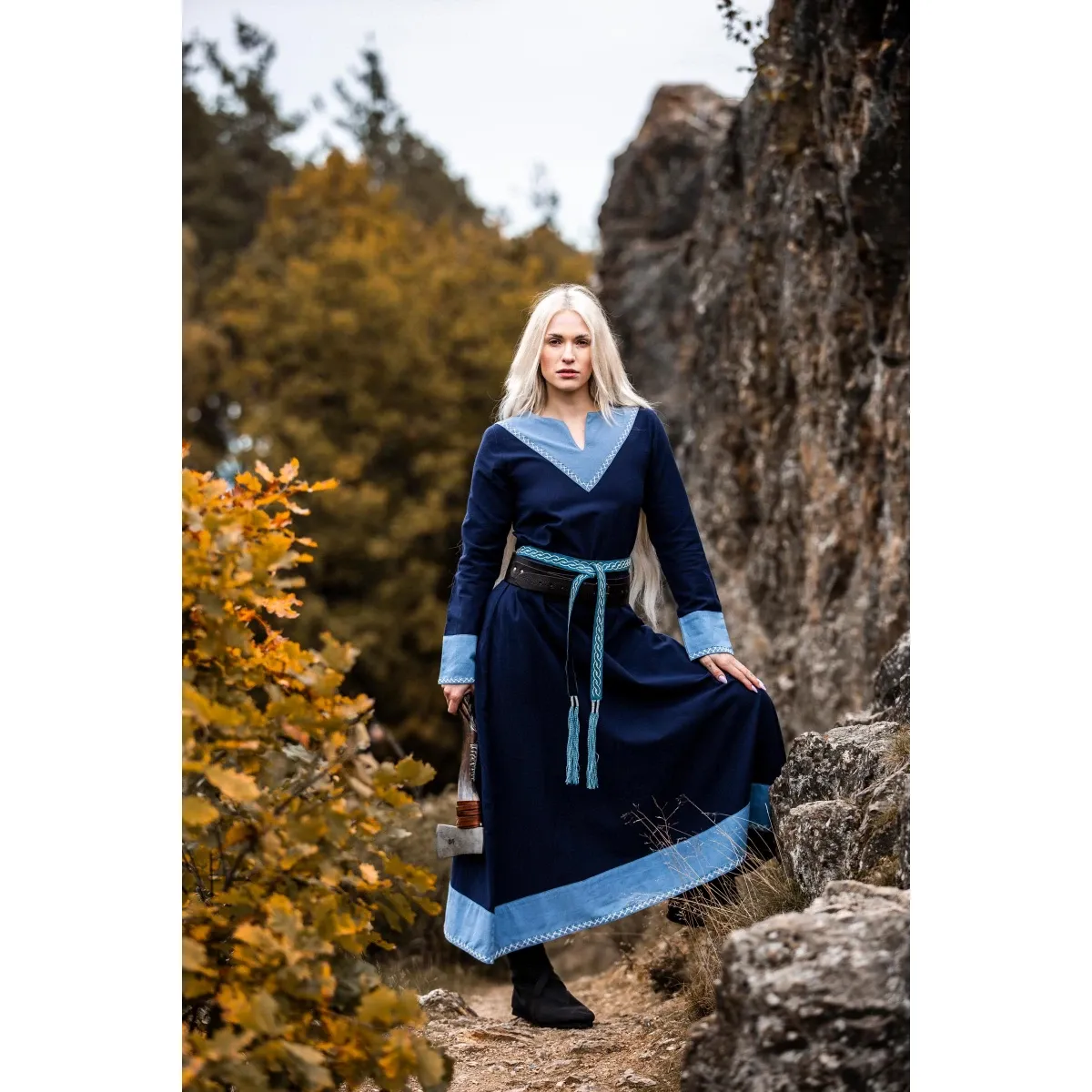 Vikingaklänning blå V-ringad korsstygn "Jorunn" XS