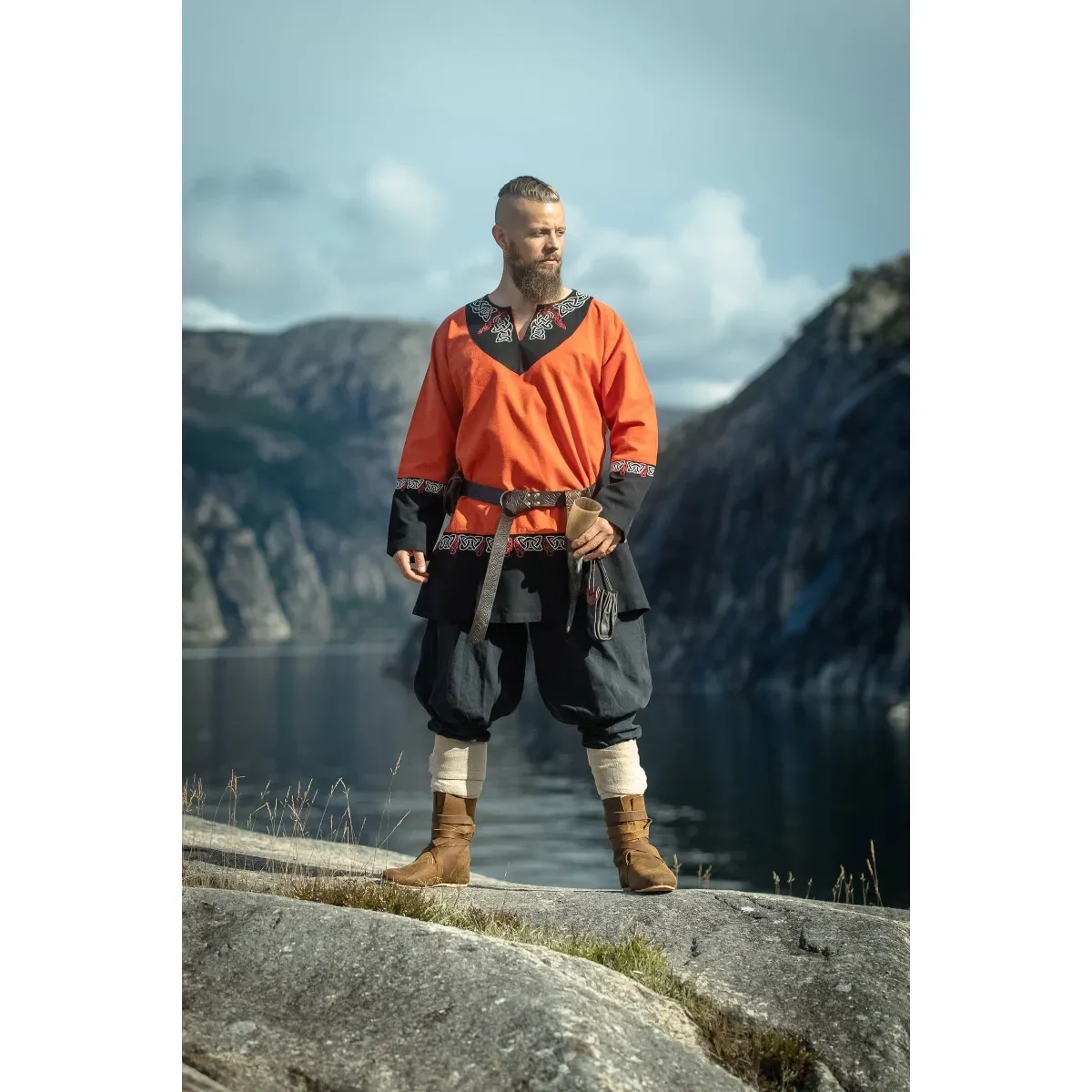 Vikingatunika orange unisex handbroderi "Freydis"